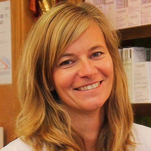 Kirsten Räbiger, Fach-PTA Dermopharmazie, Homöopathie und Naturheilverfahren, Anpassung von Kompressionsstrümpfen Alte Hof Apotheke